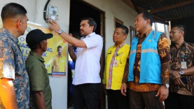 Bantuan Pasang Baru Listrik (BPBL) gratis secara simbolis diserahkan oleh Wakil Ketua Komisi VII DPR RI Maman Abdurrahman didampingi Staf Ahli Bupati Bidang Ekonomi dan Pembangunan Pemkab Ketapang Maryadi Asmuie pada Jumat (8/12) di Desa Baru, Kecamatan Benua Kayong. Foto: naufal