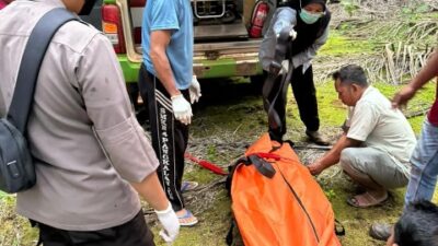 Petugas kepolisian melakukan evakuasi terhadap mayat yang ditemukan di kebun sawit pada Senin (18/12). Korban diketahui merupakan warga Manis Maya yang diduga merupakan korban pembunuhan