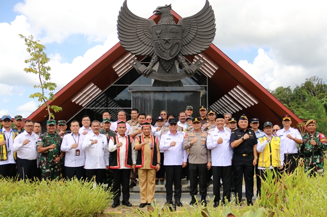 Menteri Dalam Negeri RI Tito Karnavian yang juga Kepala BNPP bersam Pj Gubernur Kalbar dan Forkompinda saat meninjau PLBN Jagoi Babang di Kabupaten Bengkayang pada Rabu (13/12). Tito memastikan PLBN Jagoi Babang siap untuk diresmikan Presiden RI Joko Widodo