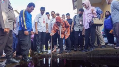 Menteri Sosial RI, Tri Rismaharini meninjau banjir di Dusun Cabang Kiri Desa Teluk Kapuas Kecamatan Sui Raya, Rabu (13/12). Ia menyebutkan atasi banjir tidak perlu teknologi mahal akan tetapi bisa dilakukan dengan cara sederhana seperti pembuatan embung.