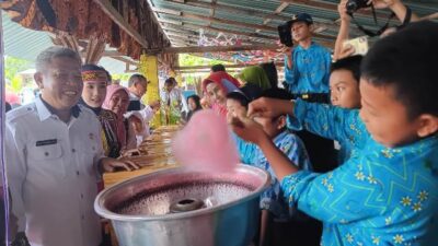 Bupati Kubu Raya Muda Mahendrawan melihat aksi murid SMPN 1 Sui Kakap yang belajar cara membuat jajanan. Kegiatan ini sebagai bagian dari pembelajaran entreprenuer, Rabu (13/12)