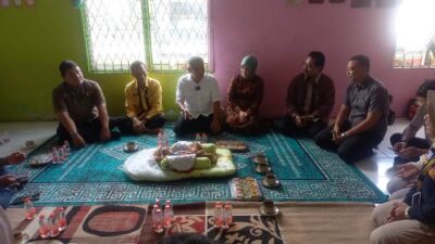 Bupati Kubu Raya Muda Mahendrawan menyerahkan bayi Muhammad Altarra Mahendrawan untuk diasuh Lembaga Kesejahteraan Ibu dan Anak Taman Anak Sejahtera (LKIA-TAS ) Permata Ibu Pontianak, Jumat (22/12). Foto: dian