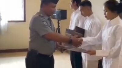 Kepala Lapas Kelas IIB Singkawang, Priyo Tri Laksono saat menyerahkan surat keputusan remisi Natal kepada 28 orang napi, Selasa (26/12). Foto: uck