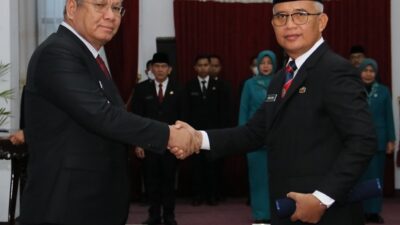 Pj Gubernur Kalbar Harrison saat menyerahkan SK Perpanjangan Sumastro sebagai Sekda Singkawang, Jumat (8/12) di Pontianak. Namun untuk jabatan Pj Wali kota Singkawang, Sumastro belum dapat dipastikan lantaran masih menunggu SK Mendagri