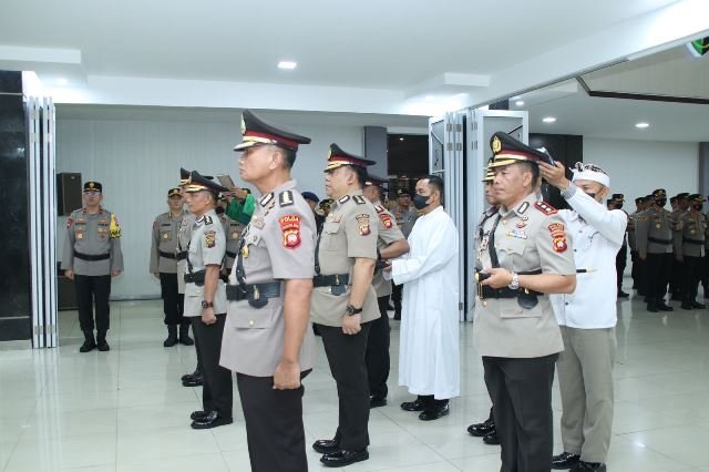 Sejumlah pejabat utama Polda Kalbar mengalami pergantian dan dilantik, Senin (18/12). Foto: ist/tmB