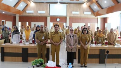 Asisten Sekda Bidang Pemerintahan dan Kesra Pemkab Ketapang Heriyandi saat sosialisasi Pelayanan Prima, Senin (11/12). Ia meminta Petugas pelayanan di Pemkab Ketapang diminta responsif tanggapi saran, kritik dan keluhan dari masyarakat. Foto: naufal