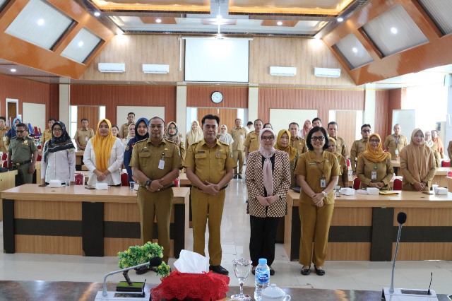 Asisten Sekda Bidang Pemerintahan dan Kesra Pemkab Ketapang Heriyandi saat sosialisasi Pelayanan Prima, Senin (11/12). Ia meminta Petugas pelayanan di Pemkab Ketapang diminta responsif tanggapi saran, kritik dan keluhan dari masyarakat. Foto: naufal