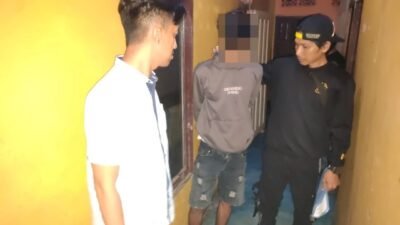 AI (24) warga Pontianak tak berkutik ditangkap polisi di kamar indekostnya di Jalan Tanjung Raya 2 Pontianak Timur pada Senin (11/12). AI ditangkap lantaran telah melakukan pencurian sebuah mesin giling milik pedagang air tebu di Jalan Raya Sungai Kakap Gang Lingkungan Desa Pal Sembilan Kecamatan Sungai Kakap Kabupaten Kubu Raya. Foto: tmB