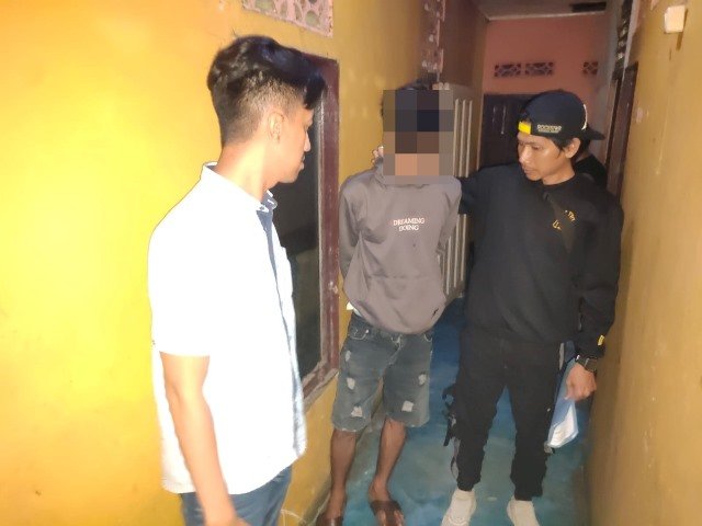 AI (24) warga Pontianak tak berkutik ditangkap polisi di kamar indekostnya di Jalan Tanjung Raya 2 Pontianak Timur pada Senin (11/12). AI ditangkap lantaran telah melakukan pencurian sebuah mesin giling milik pedagang air tebu di Jalan Raya Sungai Kakap Gang Lingkungan Desa Pal Sembilan Kecamatan Sungai Kakap Kabupaten Kubu Raya. Foto: tmB