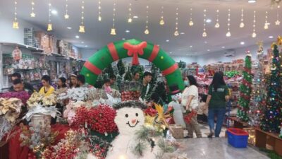 Sepekan menjelang hari raya Natal para umat nasrani ramai-ramai menyerbu toko pernak-pernik Natal di Pontianak. Foto: dian