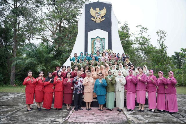 TP PKK Sanggau ziarah ke Taman Makam Pahlawan dari rangka memperingati Hari Ibu ke-95, Kamis (7/12). Momen ini diharapkan peran perempuan bantu turunkan stunting Sanggau