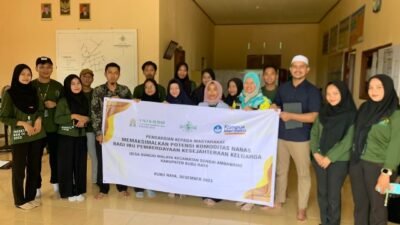 Dosen dan mahasiswa UNU Kalbar saat PKM di Desa Malaya pada Sabtu 16/12) yang memiliki potensi nanas namun masih minim dikembangkan