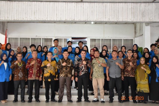 Asisten Sekda Bidang Pemerintahan dan Kesra Heriyandi saat penarikan program PLP-2 dan KKM IKIP-PGRI Pontianak, Jum’at (22/12) menilai Pengenalan Lapangan Persekolahan (PLP)-2 dan Kuliah Kerja Mahasiswa (KKM) dapat menciptakan kualitas pendidikan dan berdampak positif terhadap masyarakat. Foto: naufal