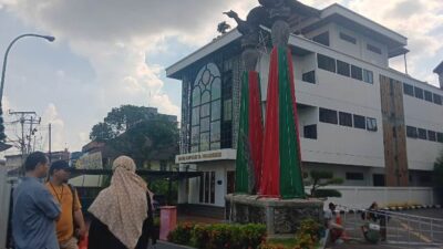 Gereja Katedral Santo Yosef Pontianak menyiapkan sembilan pohon Natal setinggi 4,5 meter yang menghiasi lingkungan gereja. Foto: dian