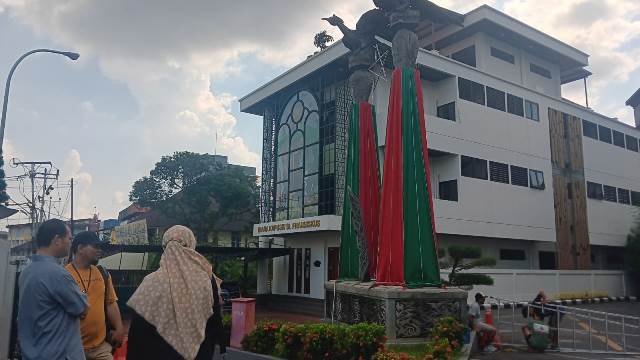 Gereja Katedral Santo Yosef Pontianak menyiapkan sembilan pohon Natal setinggi 4,5 meter yang menghiasi lingkungan gereja. Foto: dian