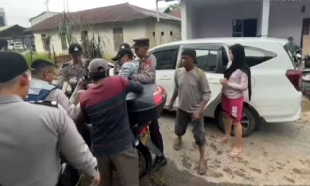 Personel Bhabinkamtibmas dibantu warga melakukan evakuasi warga yang terjebak banjir di Komplek Permata Hijau Kelurahan Sekip Lama, Kamis (7/12)