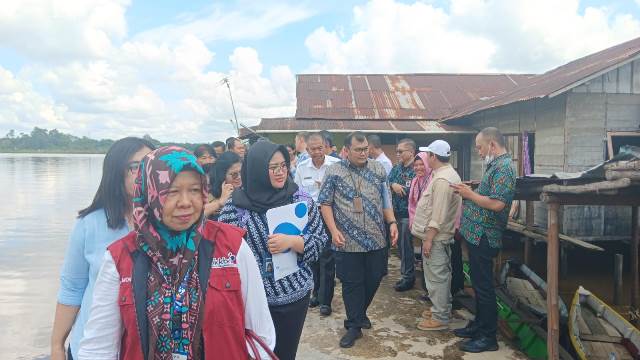 Tim sekretariat Wakil Presiden RI mengevaluasi Desa ODF di Kalbar, diantaranya dua desa di Kubu Raya yakni Desa Teluk Kapuas dan Teluk Bakung di Kecamatan Sui Raya pada Rabu (6/12). Foto: dian