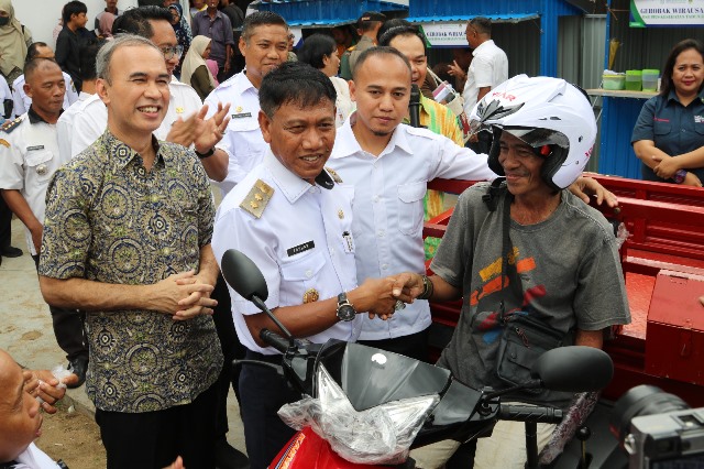 Wakil Bupati Ketapang Farhan saat memberikan bantuan motor kepada penyandang disabilitas, Kamis (13/12). Kesempatan itu Ketapang dinilai berhasil capai UHC dikarenakan 95 persen warga Ketapang telah menjadi peserta BPJS