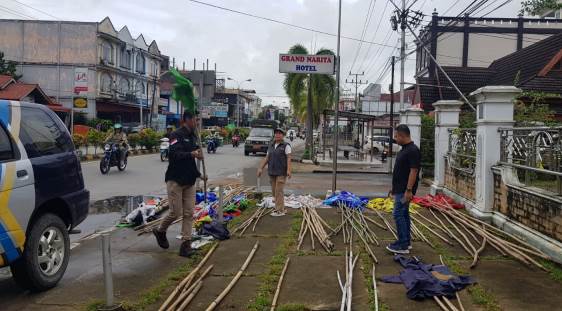 Hampir 1.000 Alat Peraga Kampanye 9APK) partai politik terpaksa diturunkan oleh tim gabungan di Sanggau, Selasa (16/1). Foto: pek