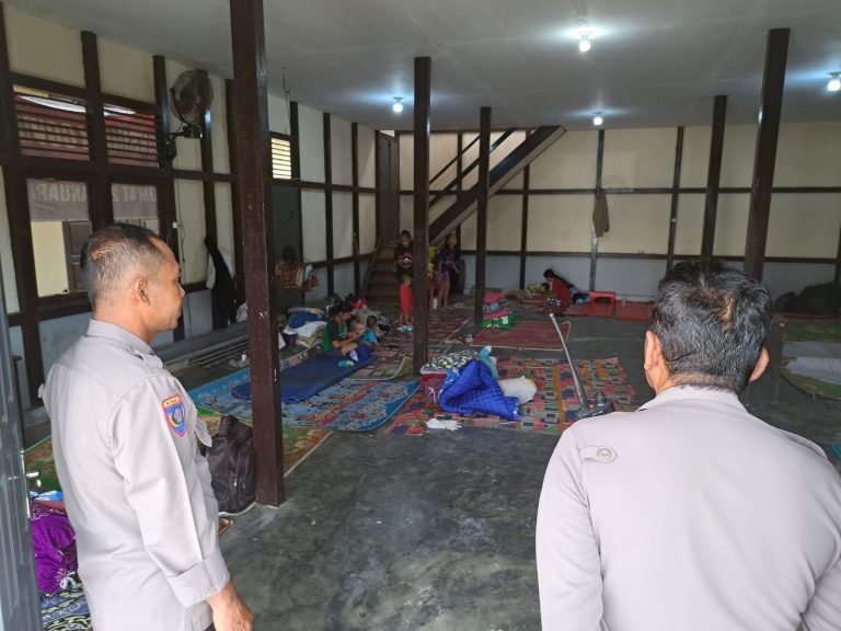 Waka Polsek Singkawang Tengah, Iptu Hertomo Endriyadi, Selasa (16/1) meninjau 50 jiwa yang terpaksa diungsikan akibat banjir di Jalan Jenderal Sudirman, Gang Rdks 1, Kelurahan Condong, Kecamatan Singkawang Tengah. Foto: uck