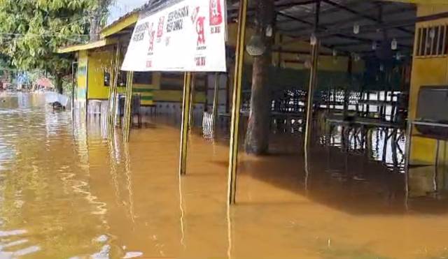 Perekonomian di kampung wisata Sentana Kelurahan Tanjung Sekayam terganggu akibat banjir yang telah melanda kawasan tersebut sejak sepekan terakhir. Sejumlah usaha yang digeluti warga terpaksa tutup. Foto: pek