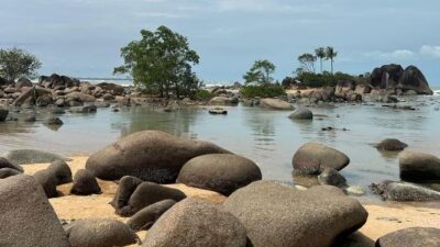 Pantai Batu Nenek di Sambas yang merupakan salah satu objek wisata di Kalbar. Batu Nenek cocok untuk spot foto yang menarik