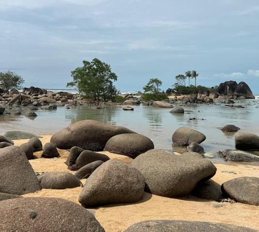 Pantai Batu Nenek di Sambas yang merupakan salah satu objek wisata di Kalbar. Batu Nenek cocok untuk spot foto yang menarik