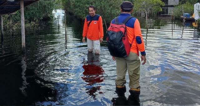 Petugas sedang memantau beberapa daerah yang tergenang banjir. BPBD Kubu Raya memprediksi banjir dari tujuh kabupaten akan menerpa Kubu Raya