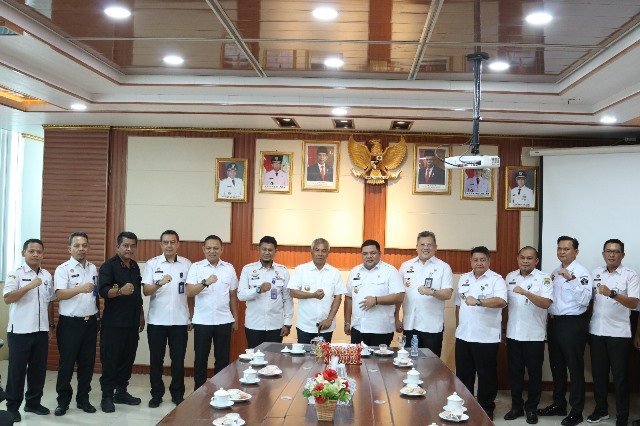 Bupati Ketapang Martin Rantan bertemu dengan Kepala Kemenkumham Kalbar, Rabu (10/1) bahas relokasi Lapas Kelas IIB Ketapang