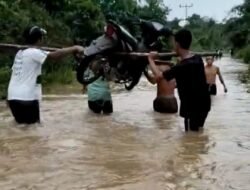 Kendaraan Digotong di Tengah Banjir