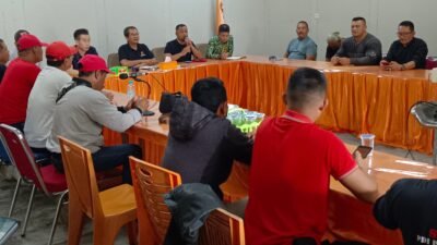 Tim Pemenangan Daerah (TPD) Ganjar - Mahfud melaporkan Alat Peraga Kampanye (APK) Prabowo - Gibran ke Bawaslu Kubu Raya, Jumat (19/1) yang dinilai telah melanggar aturan lantaran dipasang di bahu jalan sepanjang Jalan Arteri Supadio untuk menyambut kedatangan Prabowo Subianto. Foto: dian