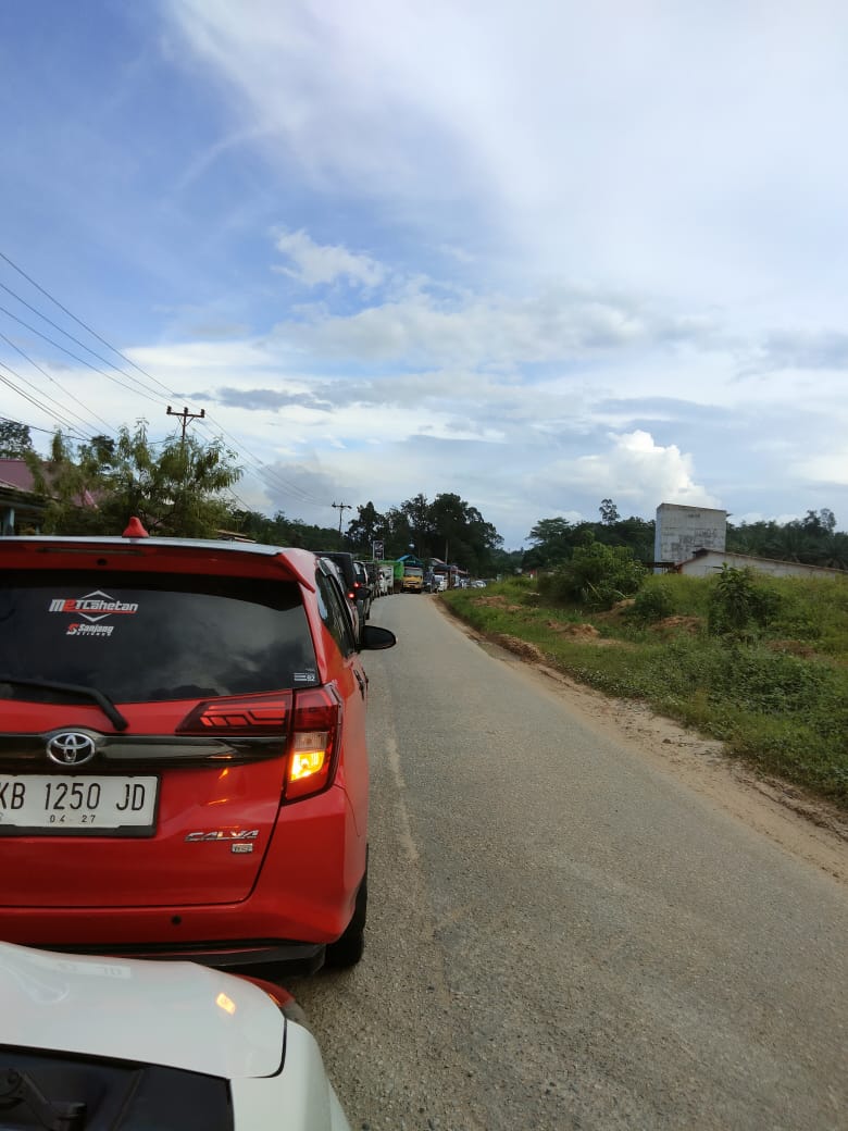 Jalan negara di Sanggau tepatnya arah PT. ASP Desa Penyeladi Kecamatan Kapuas mengalami rusak parah. Pengguna jalan yang melintasi jalan tersebut terpaksa harus mengalami kemacetan, Selasa (29/1). Foto: pek