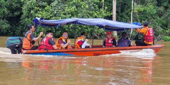 Kepala Kejari Sanggau Anton Rudiyanto, Plt Kepala BPBD Budi Darmawan serta perwakilan PMI Cabang Sanggau Gusti Zulmainis saat meninjau banjir di Kota Sanggau, Jumat (19/1). Foto: pek