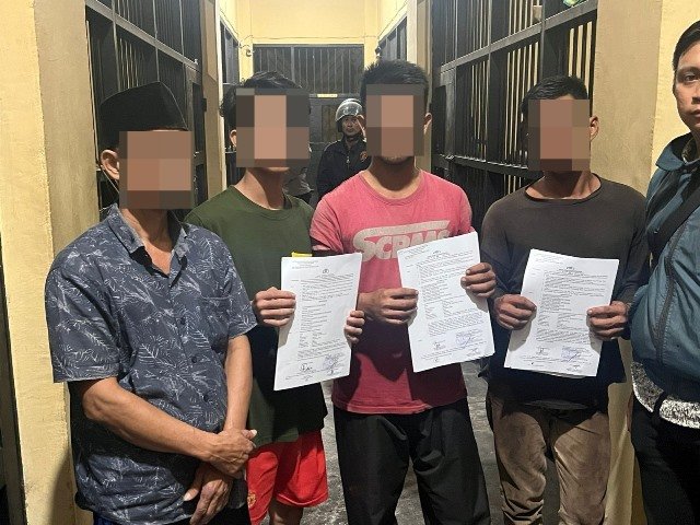 Karyawan PT Dok Bintang Arwana berkomplot mencuri besi rangka kapal. Tiga orang dan penadah hasil curian pun diamankan jatanras Satreskrim Polres Kubu Raya. Foto: tmB