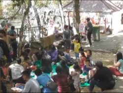 Ribuan Pengunjung Penuhi Pancur Aji Sambut Tahun Baru