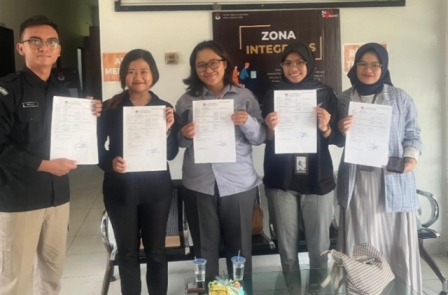 Pemilih yang mengurus surat pindah memilih. KPU Singkawang mencatat pemilih pindahan baik yang masuk maupun keluar dari Singkawang di tahun 2023 mencapai seribuan orang. Foto: uck