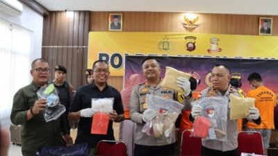 Kapolres Kubu Raya AKBP Wahyu Jati Wibowo saat konfrensi pers penangkapan tiga orang kurir narkoba jaringan antarprovinsi di Kubu Raya dengan berat 1,5 kg sabu, Selasa (23/1)