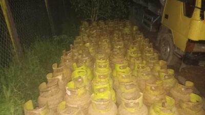 Tabung gas LPG 3 Kg diatas yang dijual AS diatas Harga Eceran Tertinggi (HET) diamankan Polres Ketapang. Tidak hanya sang penjual yang ditangkap, barang bukti gas LPG sebanyak 500 tabung juga disita. Foto: naufal