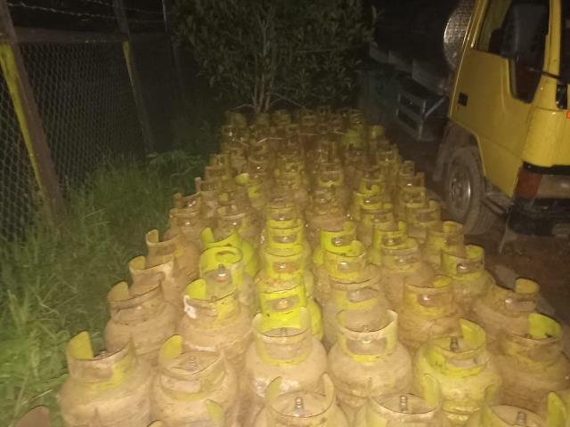 Tabung gas LPG 3 Kg diatas yang dijual AS diatas Harga Eceran Tertinggi (HET) diamankan Polres Ketapang. Tidak hanya sang penjual yang ditangkap, barang bukti gas LPG sebanyak 500 tabung juga disita. Foto: naufal
