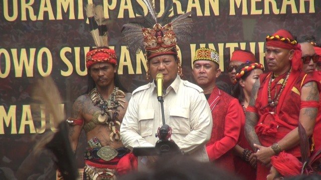 Pemimpin pasukan merah Tariu Borneo Rangkule Rajakng (TBBR) Panglima Jilah membawa pasukan merahnya menemui Prabowo Subianto saat kampanye di Kalbar pada Sabtu (20/1). Foto: dian