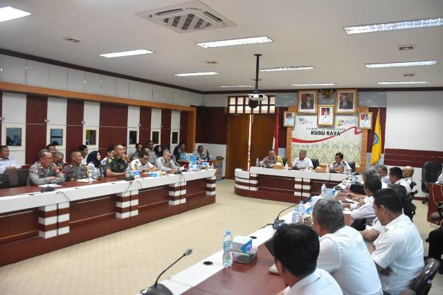 Rapat Forum Lalu Lintas Angkutan, Rabu (10/1) yang membahas kecelakaan lalu lintas di Kubu Raya yang sering kali terjadi bahkan jumlahnya mengalami kenaikan. Foto: dian