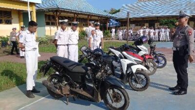 Kasat Lantas AKP Angga Pribadi sosialisasi larangan knalpot brong pada Kamis (24/1) terhadap para pelajar Ketapang. Foto: naufal