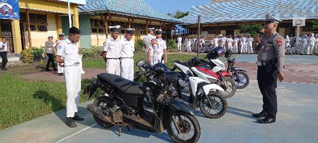 Kasat Lantas AKP Angga Pribadi sosialisasi larangan knalpot brong pada Kamis (24/1) terhadap para pelajar Ketapang. Foto: naufal