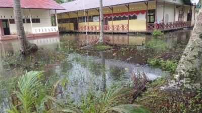 Kondisi SD Negeri 14 Teluk Pakedai yang halamannya tergenang banjir. Dinas Pendidikan dan Kebudayaan Kubu Raya telah mendapatkan laporan belasan sekolah di empat kecamatan terendam banjir. Foto: ist/dian