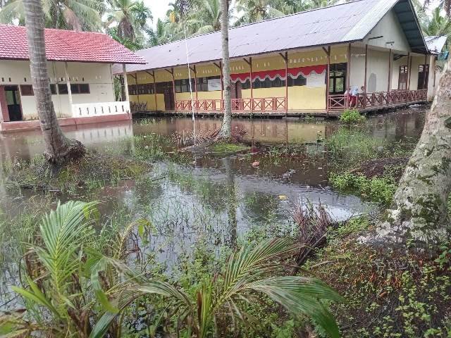 Kondisi SD Negeri 14 Teluk Pakedai yang halamannya tergenang banjir. Dinas Pendidikan dan Kebudayaan Kubu Raya telah mendapatkan laporan belasan sekolah di empat kecamatan terendam banjir. Foto: ist/dian