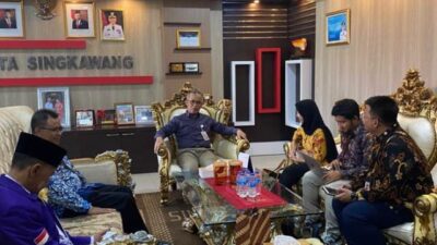 Staf khusus Presiden, Ayu Kartika Dewi penasaran toleransi di Singkawang. Sehingga ia dan rombongan Jumat (12/1) tidak segan-segan datang berkunjung ke Singkawang bertemu Pj Wali kota Singkawang dan untuk melihat langsung bagaimana potret kehidupan toleransi di Singkawang. Foto: uck