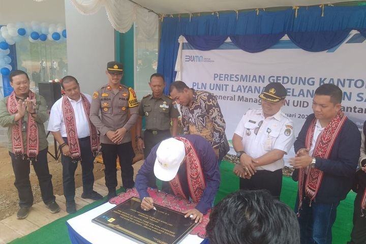 General Manager PLN Unit Induk Distribusi (UID) Kalbar A.B Wahyu Jatmiko meresmikan Unit Layanan Pelanggan Sandai Desa Muara Jekak, Kecamatan Sandai, Kamis (4/1). Foto: naufal