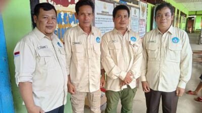 Penulis berada di sekolah dalam rangka menyusun tulisan pendidikan dasar ayang diterapkan pada sembilan tahun masa kanak-kanak setiap warga negara, terutama pada anak-anak berumur 7 hingga 15 tahun.