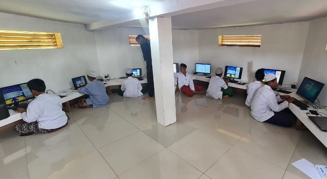 Perkembangan tekhnologi informasi dan komunikasi yang begitu pesat memaksa semua lini untuk terus meningatkan pengetahuan dan wawasan, termasuk juga di lini pendidikan pesantren.