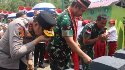 Kasad Jenderal TNI Maruli Simanjuntak didampingi Pangdam XII/Tpr Mayjen TNI Iwan Setiawan dan Kapolda Kalbar Irjen Pol Pipit Rismanto meresmikan sarana air bersih program TNI AD Manunggal Air di Jagoi Babang Kabupaten Bengkayang, Kamis (25/1). Foto: tmB